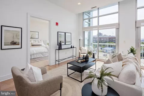 Living - 2772 Lighthouse Pt E #408, Baltimore, MD 21224 photo 1 of 3