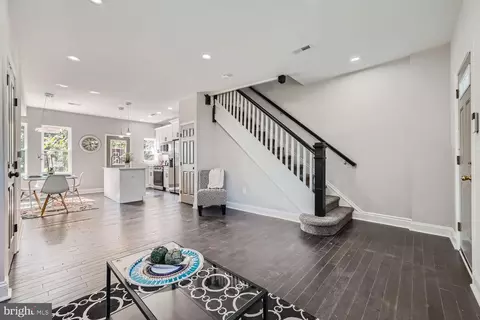Entry Way - 767 Linnard St, Baltimore, MD 21229 photo 3 of 6