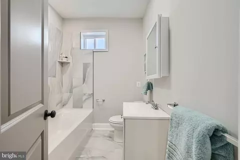 Bath - 767 Linnard St, Baltimore, MD 21229 photo 1 of 2