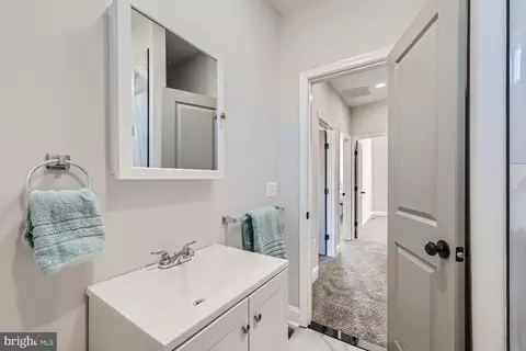 Entry Way - 767 Linnard St, Baltimore, MD 21229 photo 4 of 6