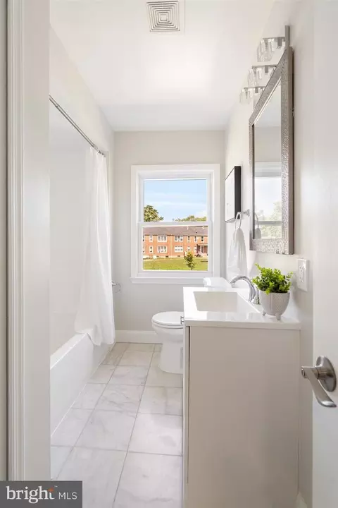 Bath - 1247 E Belvedere Ave, Baltimore, MD 21239 photo 2 of 5