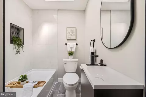 Bath - 4428 Manorview Rd, Baltimore, MD 21229 photo 2 of 3
