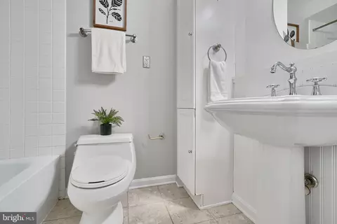 Bath - 39 E Hamburg St E, Baltimore, MD 21230 photo 3 of 3