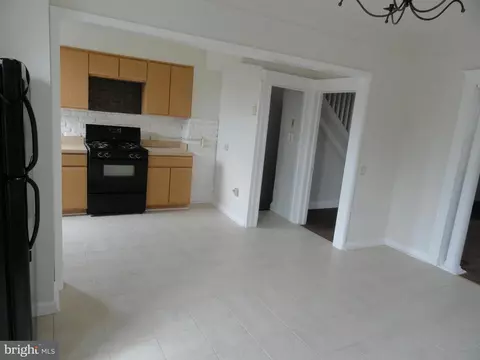 Entry Way - 12 S Tremont Rd, Baltimore, MD 21229 photo 3 of 6