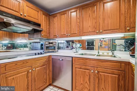 Kitchen - 10 E Lee St #2006, Baltimore, MD 21202 photo 2 of 3