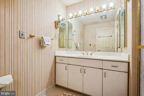 Bath - 10 E Lee St #2006, Baltimore, MD 21202 photo 1 of 3