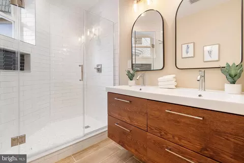 Bath - 808 Whitelock St, Baltimore, MD 21217 photo 3 of 6