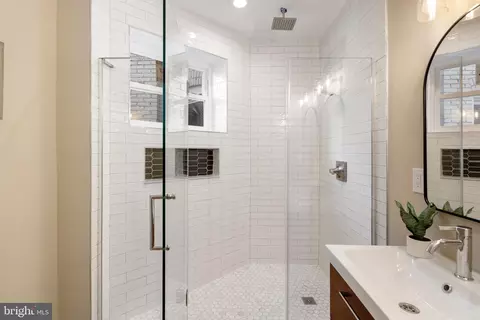 Bath - 808 Whitelock St, Baltimore, MD 21217 photo 2 of 6