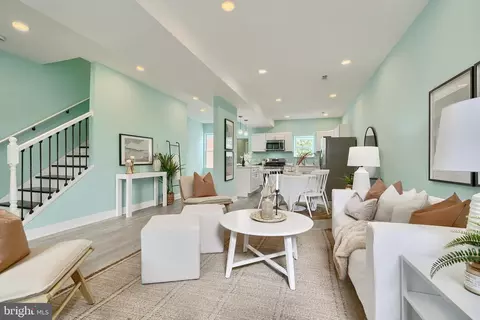 Entry Way - 417 Mount Holly St, Baltimore, MD 21229 photo 2 of 7