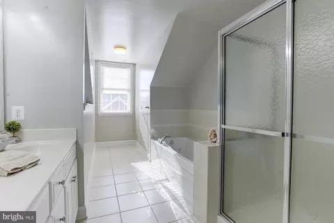 Bath - 808 Ryan St, Baltimore, MD 21230 photo 2 of 2