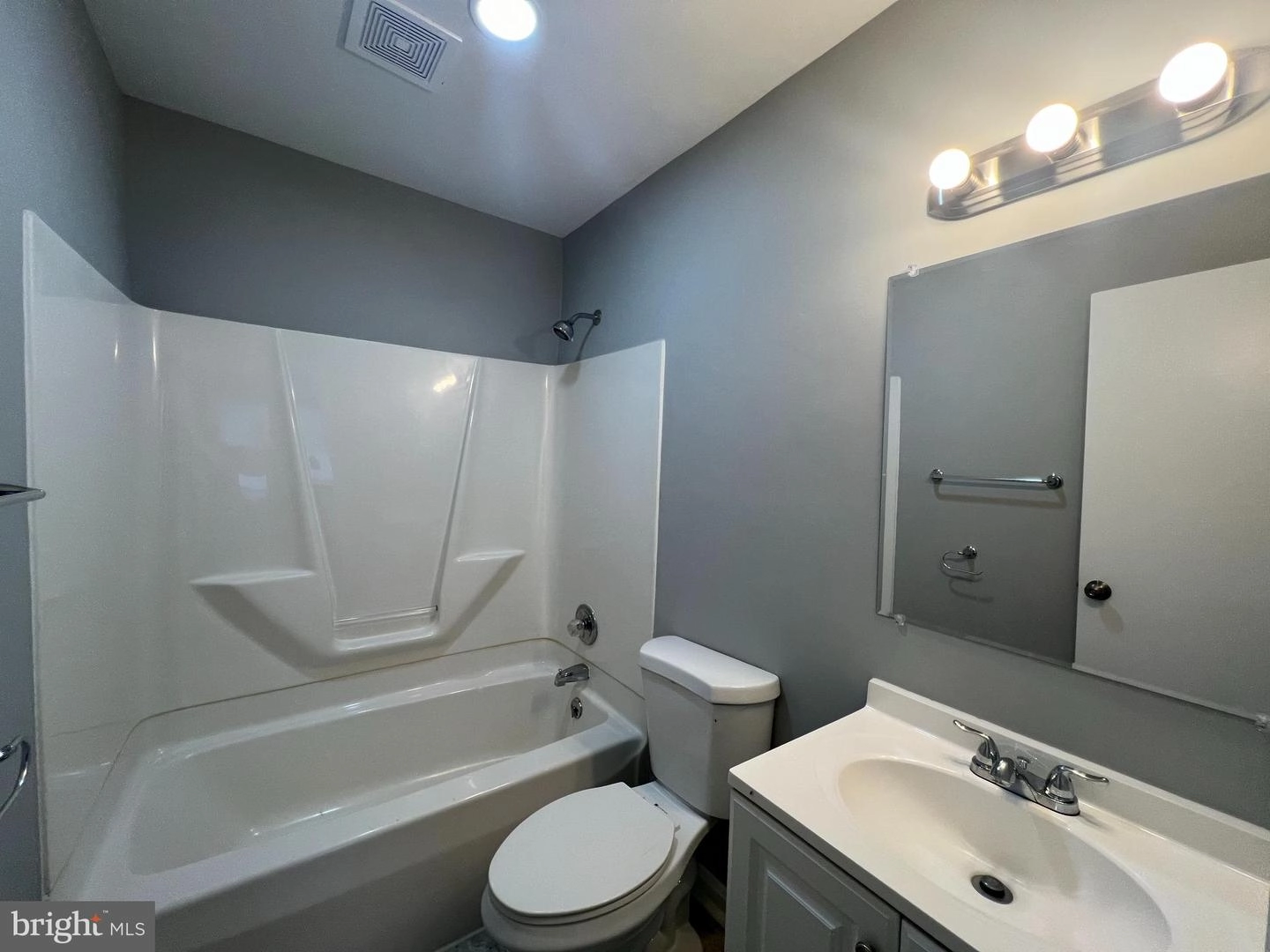Bath - 2124 Brunt St, Baltimore, MD 21217 photo 1 of 1