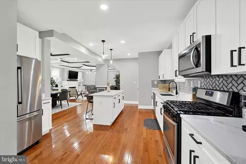 Entry Way - 3712 Sequoia Ave, Baltimore, MD 21215 photo 4 of 6