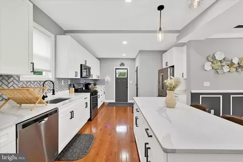 Entry Way - 3712 Sequoia Ave, Baltimore, MD 21215 photo 5 of 6
