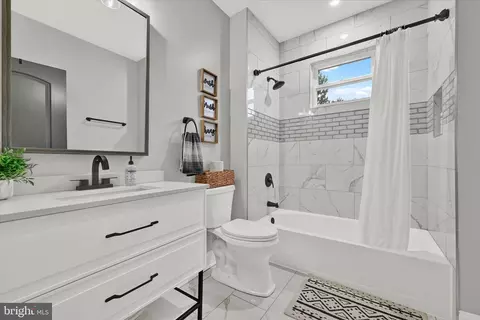 Bath - 3712 Sequoia Ave, Baltimore, MD 21215 photo 2 of 5