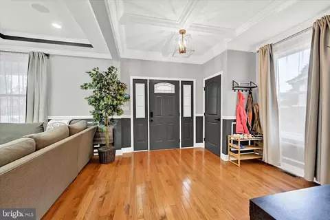 Entry Way - 3712 Sequoia Ave, Baltimore, MD 21215 photo 2 of 6