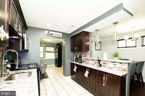 Entry Way - 6529 Hilltop Ave, Baltimore, MD 21206 photo 3 of 6
