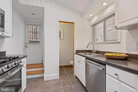 Entry Way - 1805 Fleet St, Baltimore, MD 21231 photo 3 of 7