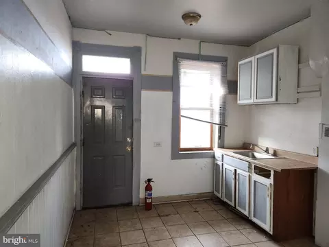 Entry Way - 2115 Walbrook Ave, Baltimore, MD 21217 photo 3 of 4