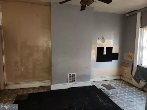 Entry Way - 2115 Walbrook Ave, Baltimore, MD 21217 photo 2 of 4