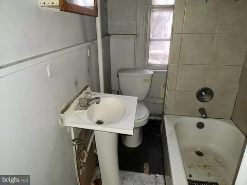 Bath - 2115 Walbrook Ave, Baltimore, MD 21217 photo 1 of 2