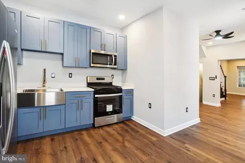 Entry Way - 436 E Patapsco Ave, Baltimore, MD 21225 photo 3 of 7