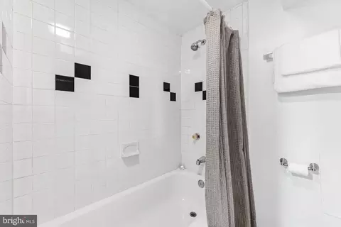 Bath - 4720 Glenarm Ave, Baltimore, MD 21206 photo 2 of 2