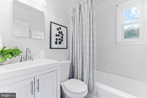 Bath - 4720 Glenarm Ave, Baltimore, MD 21206 photo 1 of 2