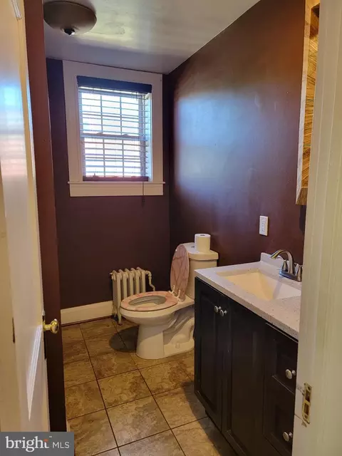 Bath - 2700 Pelham Ave, Baltimore, MD 21213 photo 1 of 2