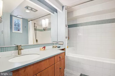 Bath - 206 E Montgomery St, Baltimore, MD 21230 photo 1 of 3