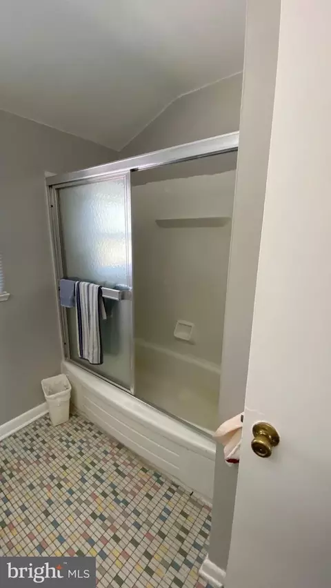 Bath - 641 S Wickham Rd, Baltimore, MD 21229 photo 1 of 2