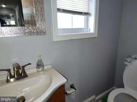 Bath - 3903 Rosecrest Ave, Baltimore, MD 21215 photo 4 of 4