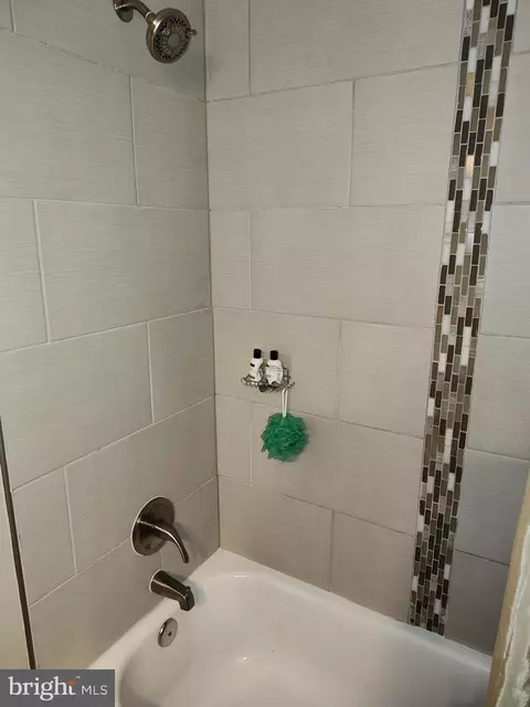 Bath - 3903 Rosecrest Ave, Baltimore, MD 21215 photo 3 of 4