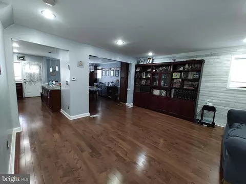 Entry Way - 3903 Rosecrest Ave, Baltimore, MD 21215 photo 6 of 7