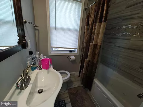 Bath - 3903 Rosecrest Ave, Baltimore, MD 21215 photo 2 of 4