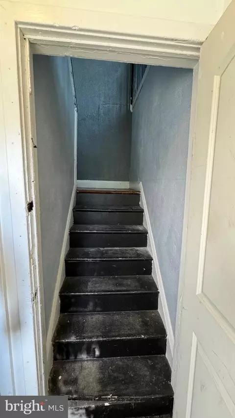 Entry Way - 802 E Jeffrey St, Baltimore, MD 21225 photo 1 of 9