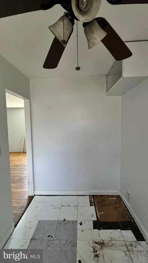Entry Way - 802 E Jeffrey St, Baltimore, MD 21225 photo 4 of 9