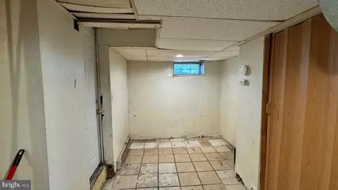 Entry Way - 802 E Jeffrey St, Baltimore, MD 21225 photo 7 of 9