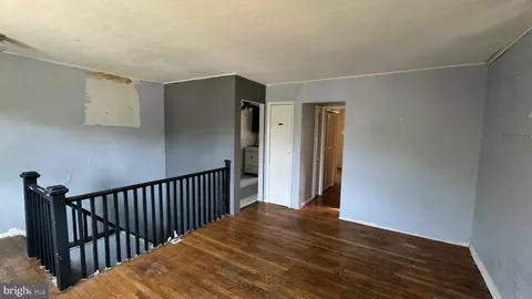 Entry Way - 802 E Jeffrey St, Baltimore, MD 21225 photo 3 of 9