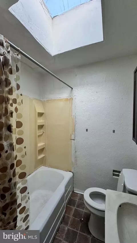 Bath - 802 E Jeffrey St, Baltimore, MD 21225 photo 1 of 3
