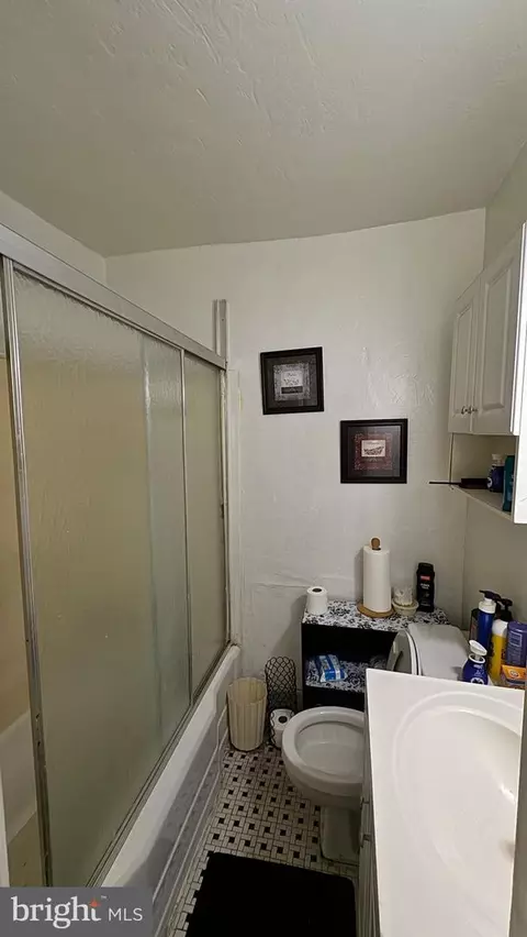Bath - 802 E Jeffrey St, Baltimore, MD 21225 photo 2 of 3