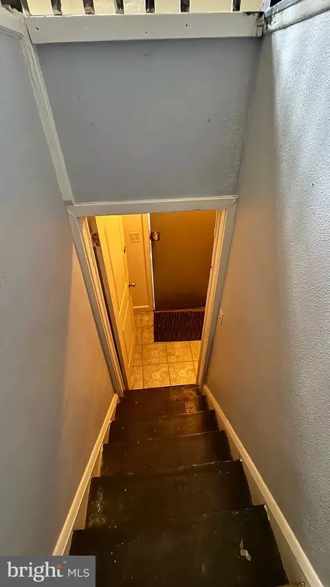 Entry Way - 802 E Jeffrey St, Baltimore, MD 21225 photo 6 of 9