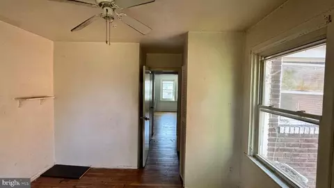Entry Way - 802 E Jeffrey St, Baltimore, MD 21225 photo 5 of 9