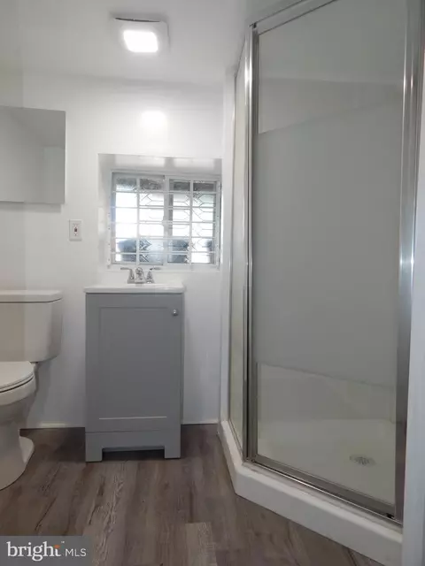 Bath - 3015 Erdman Ave, Baltimore, MD 21213 photo 2 of 4