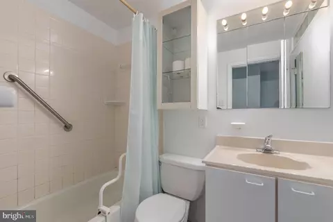 Bath - 324 Kerneway, Baltimore, MD 21212 photo 2 of 3