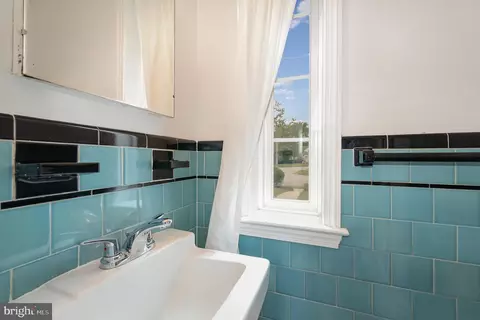 Bath - 324 Kerneway, Baltimore, MD 21212 photo 1 of 3