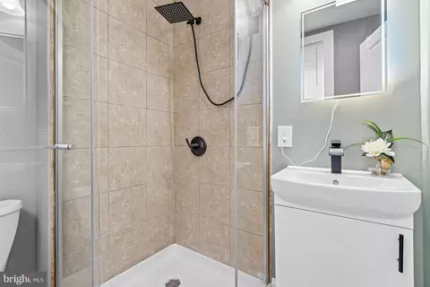 Bath - 5253 Nelson Ave, Baltimore, MD 21215 photo 1 of 3