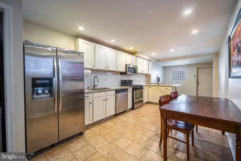 Entry Way - 2126 E Lombard St, Baltimore, MD 21231 photo 2 of 5