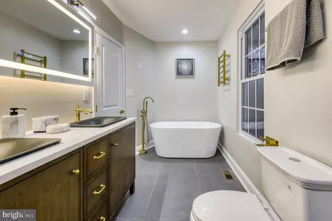 Bath - 604 Venable Ave, Baltimore, MD 21218 photo 6 of 11
