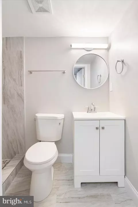 Bath - 4014 Hayward Ave, Baltimore, MD 21215 photo 2 of 9