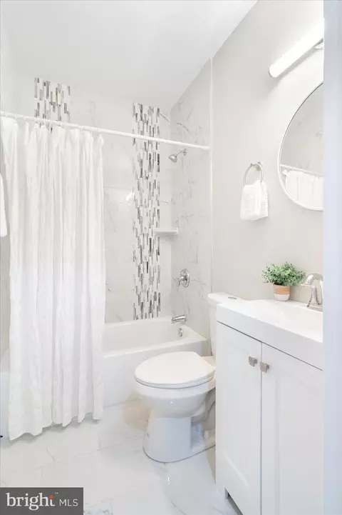 Bath - 4014 Hayward Ave, Baltimore, MD 21215 photo 9 of 9